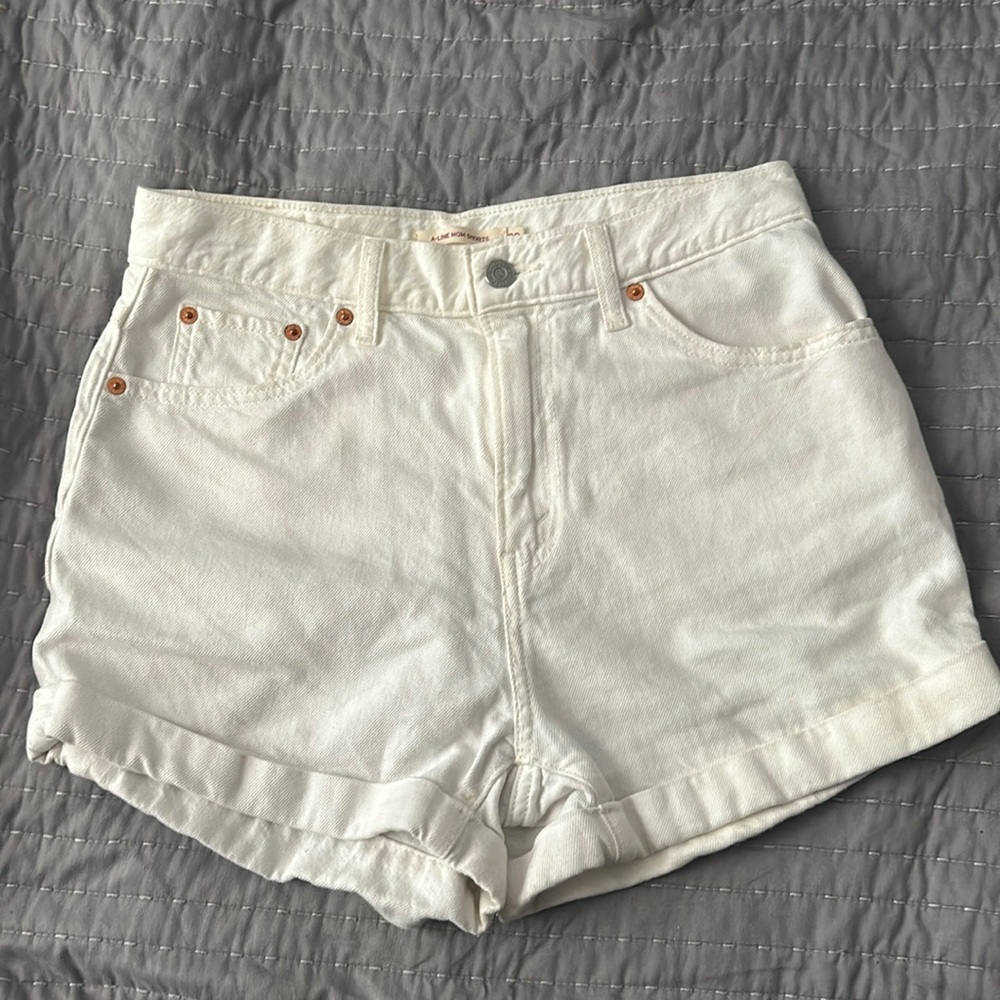 Levi’s white A-line mom shorts in 28